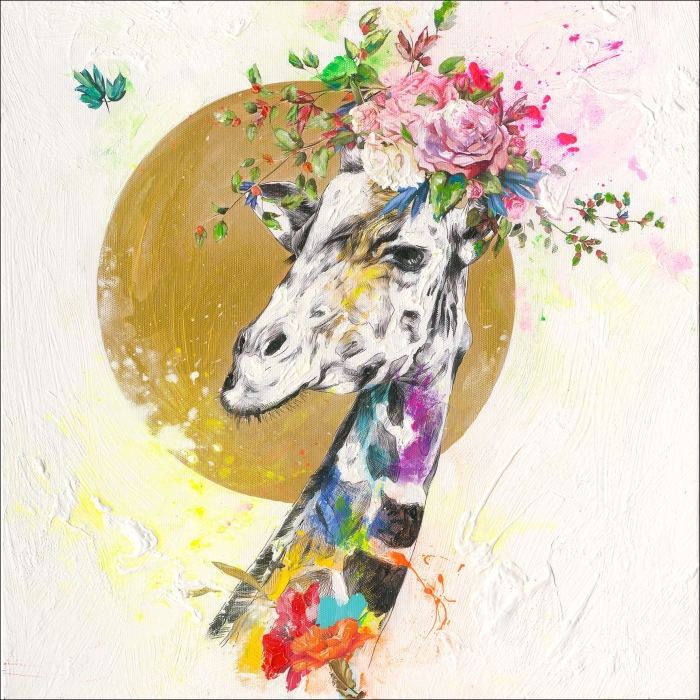 Een kleurrijke giraffe met een bloemenkrans om haar hoofd, geplaatst op een gouden achtergrond met pastelachtige verfspatten.
