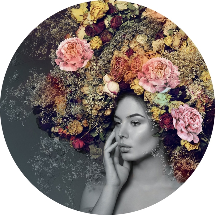 Een vrouw met een spectaculaire bloemenkrans van gedroogde rozen en pastelkleuren, in een monochrome stijl met een dromerige uitstraling.