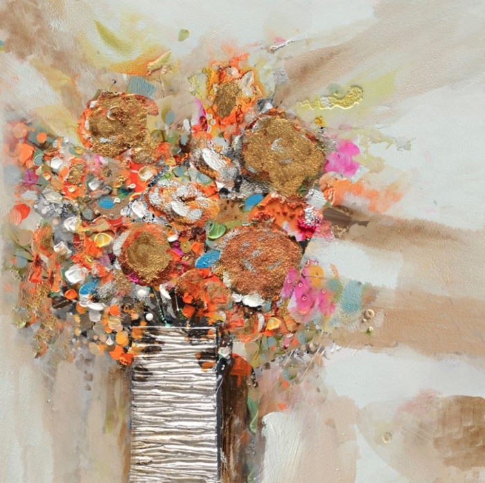 Kleurrijke abstracte bloementekening met goud, oranje en roze tinten, in een verticale, gestreepte vaas op een licht beige achtergrond.