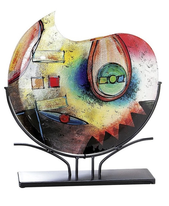 Abstracte glaskunst met levendige kleuren zoals rood, blauw en geel, steunend op een zwarte metalen standaard.