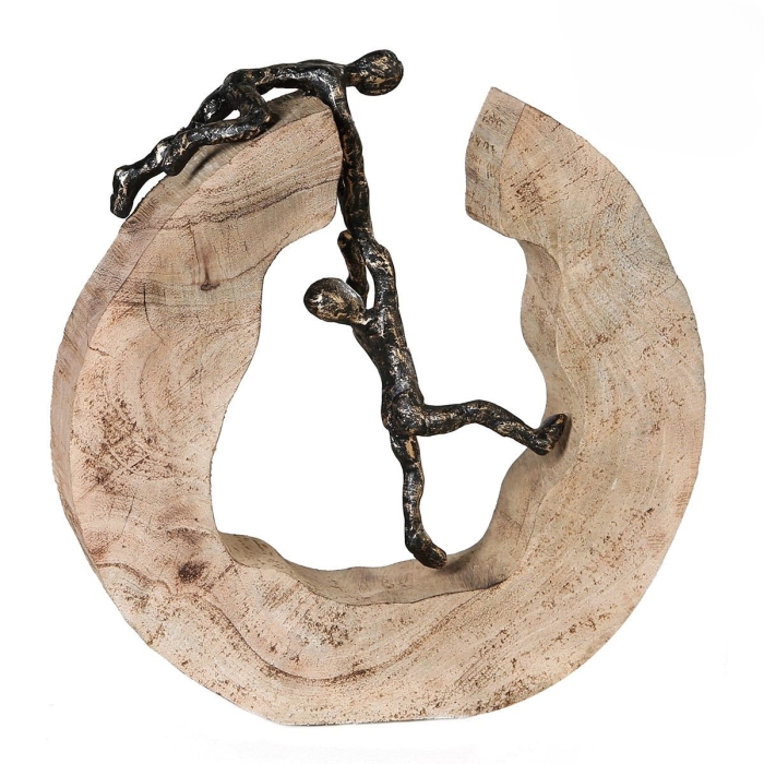 Bronzen figuren die elkaar helpen in een golvende, houten sculptuur met een natuurlijke afwerking. Bronzen figuren die elkaar helpen in een golvende, houten sculptuur met een natuurlijke afwerking.