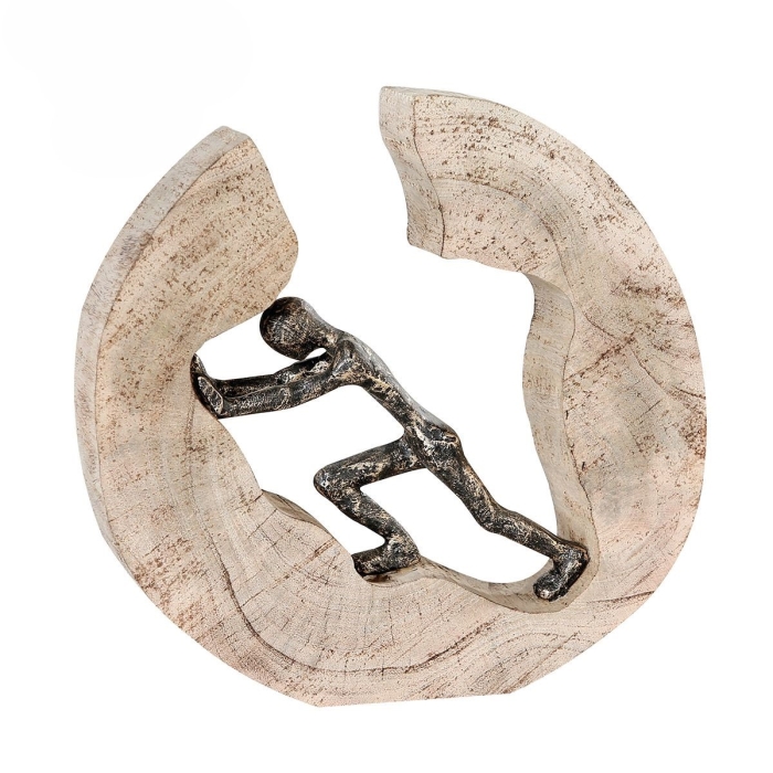 Een bronzen figuur duwt krachtig tegen een lichte houten cirkel, symboliserend doorzettingsvermogen en vastberadenheid. Een bronzen figuur duwt krachtig tegen een lichte houten cirkel, symboliserend doorzettingsvermogen en vastberadenheid.