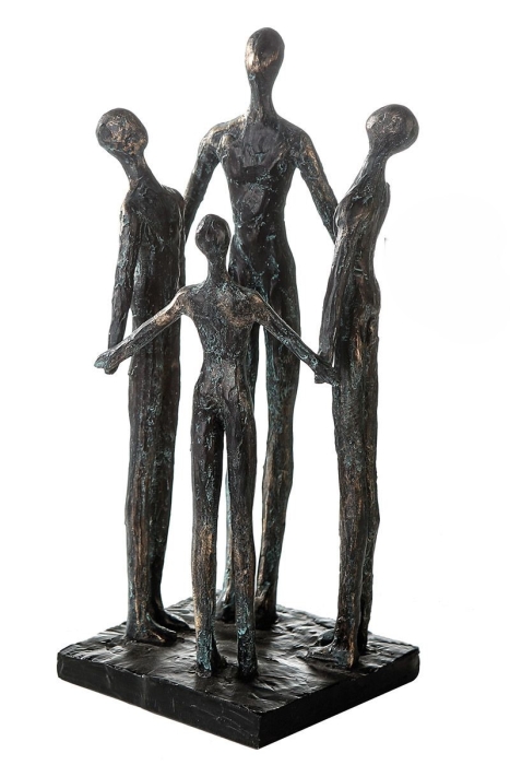 Vier abstracte figuren in brons, met een combinatie van donkere en koperachtige accenten, staan samen op een vierkante basis. Vier abstracte figuren in brons, met een combinatie van donkere en koperachtige accenten, staan samen op een vierkante basis.