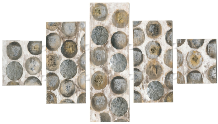 Abstracte wanddecoratie met ronde elementen in grijs, goud en beige, verdeeld over meerdere panelen met een lichte achtergrond. Abstracte wanddecoratie met ronde elementen in grijs, goud en beige, verdeeld over meerdere panelen met een lichte achtergrond.