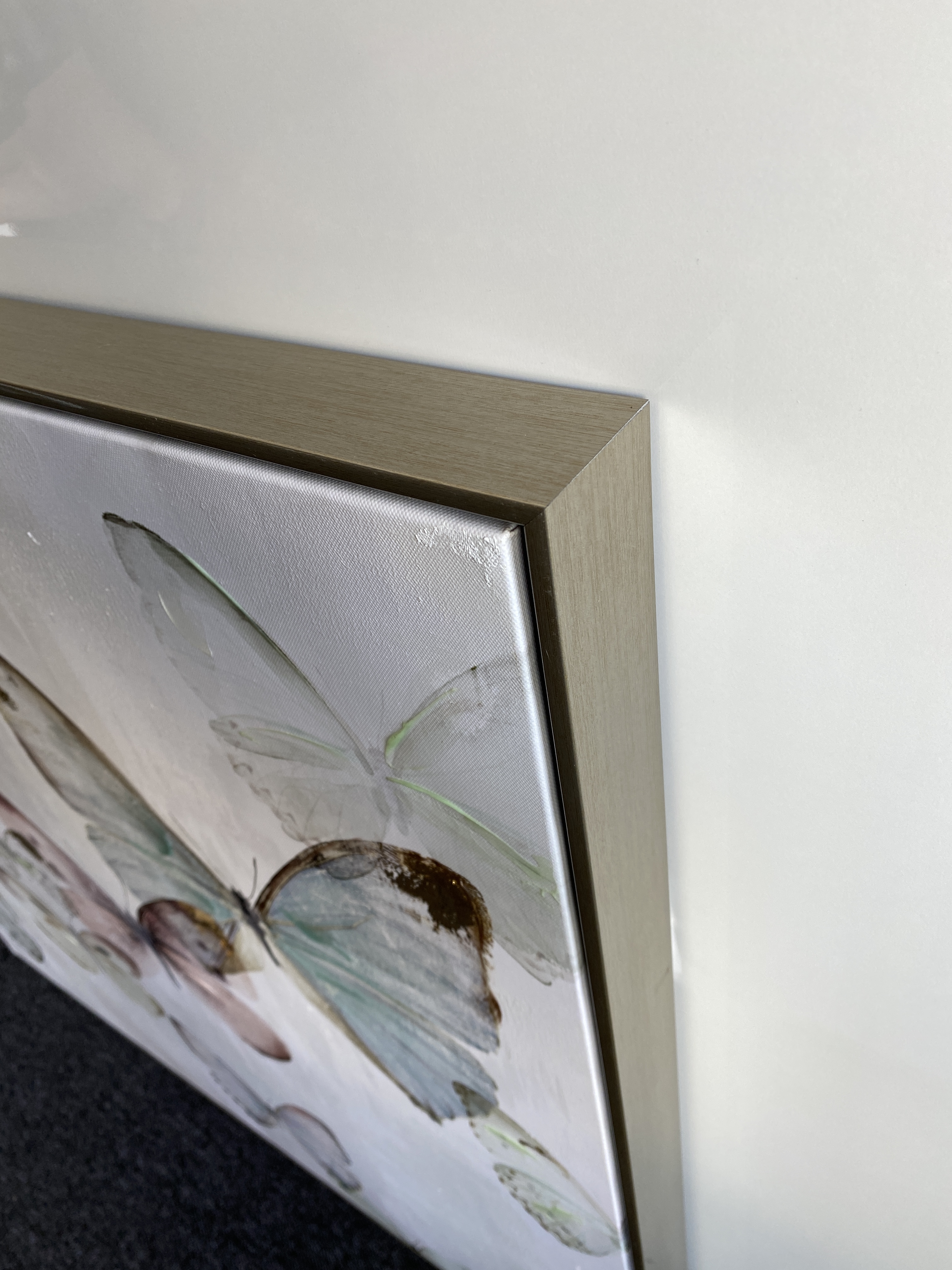 Zachte pastelkleurige vlinders met gouden accenten op een lichte achtergrond, diverse soorten en vormen, kunstzinnig weergegeven.