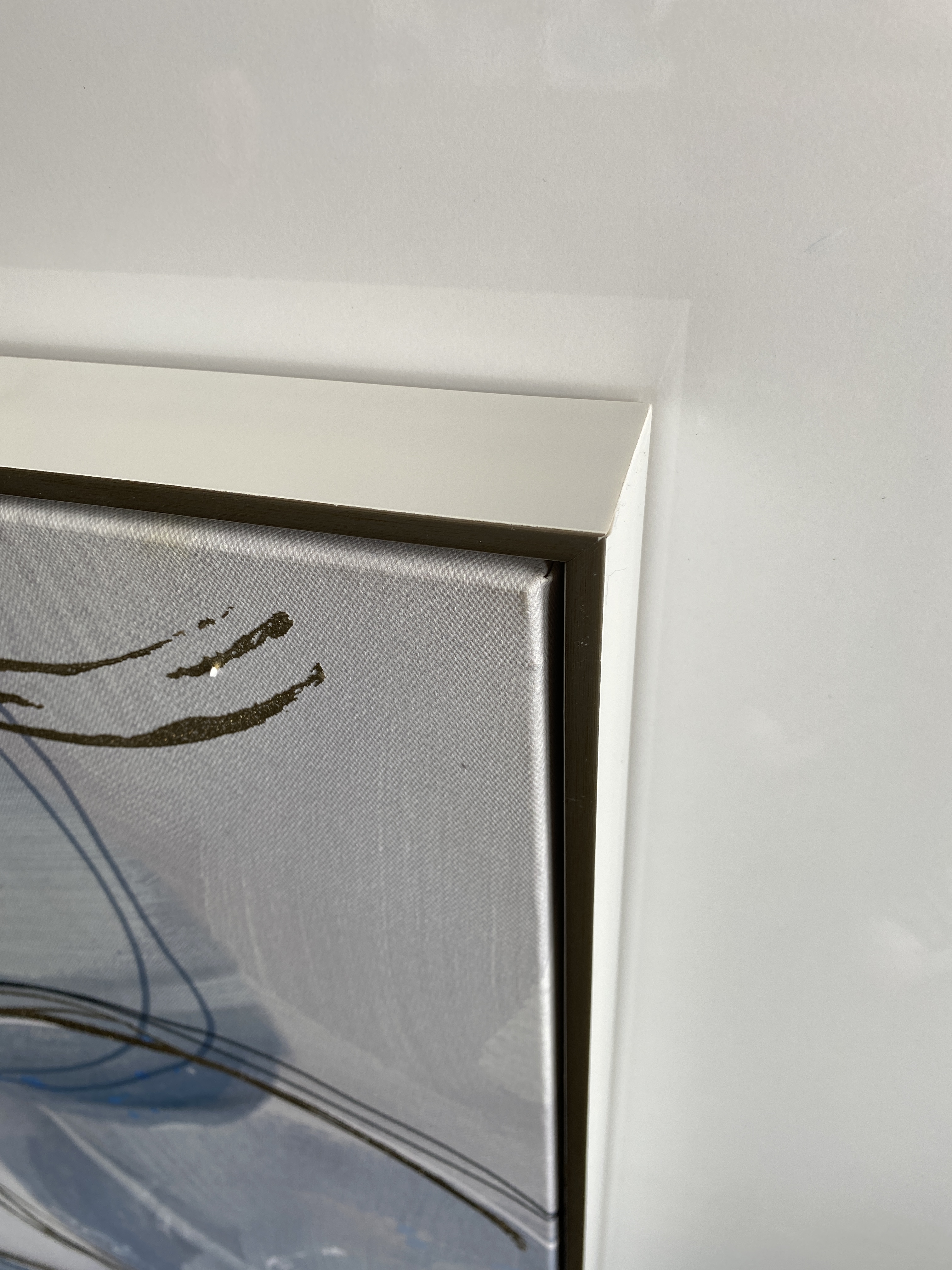 Abstracte compositie met ronde vormen in blauw- en grijstinten, omlijnd met gouden ringen op een lichte achtergrond.