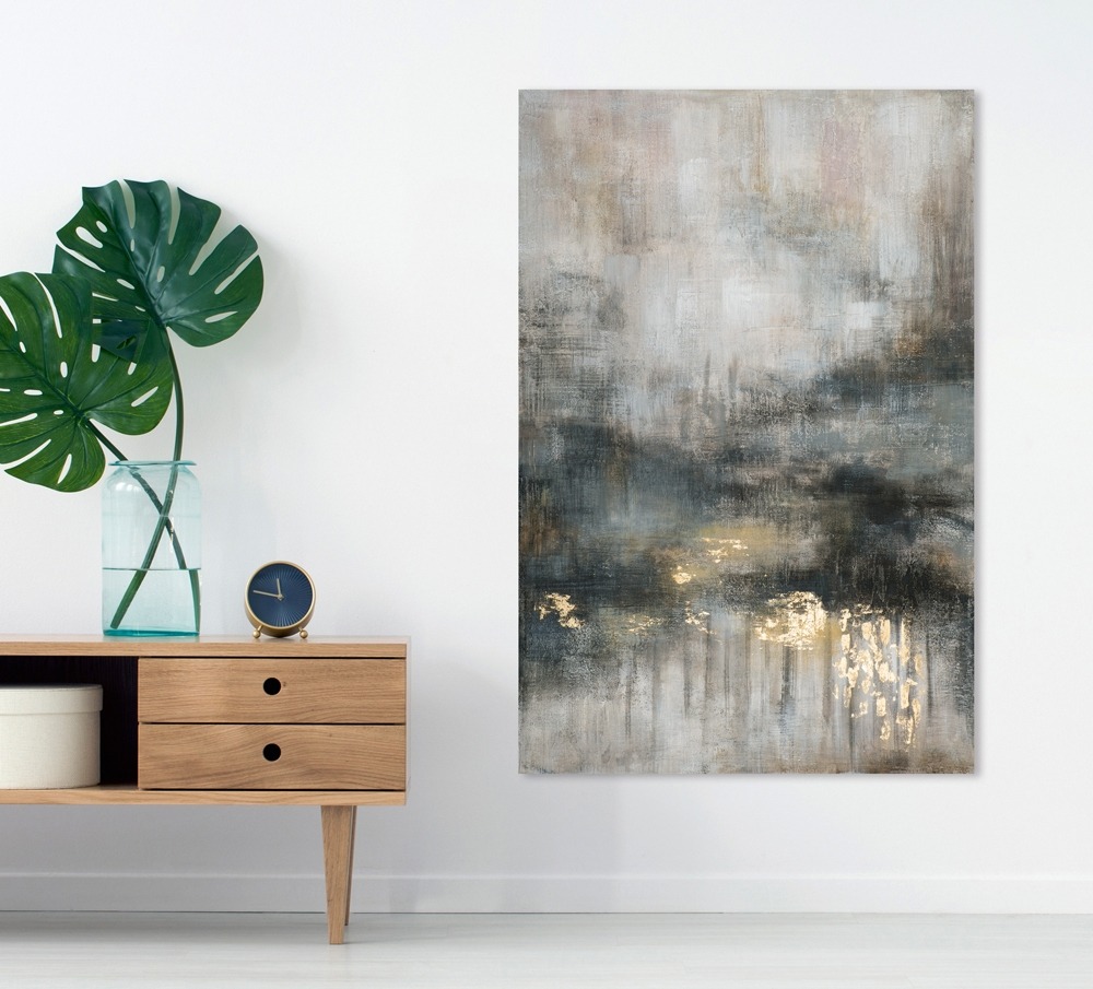 Abstract schilderij met zachte kleuren in grijs en beige, verfraaid met gouden accenten en een mistige, dromerige uitstraling.