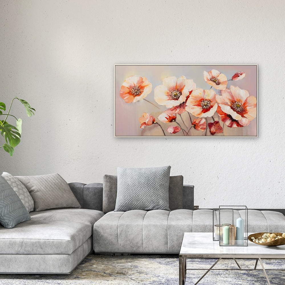 Zachte, romantische bloemen in zalmroze en wit, met groene harten, tegen een vervaagde achtergrond.