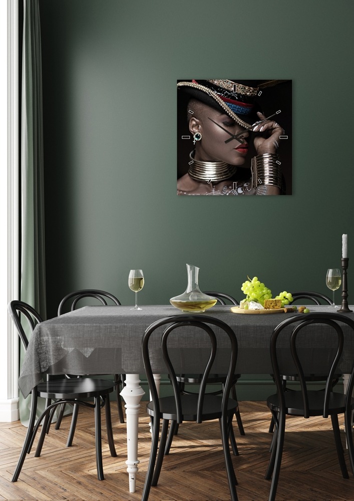 Een vrouw met een opvallende hoed en gouden sieraden, met een dramatische make-up en een contrast tussen de huid en accessoires, omringd door een klok.