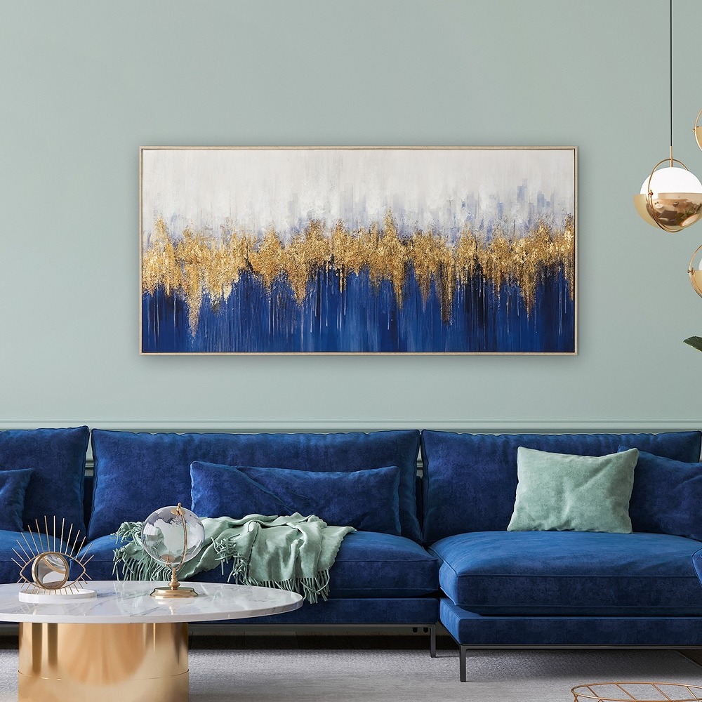 Abstracte schilderkunst in zachte tinten van roze en bruin, verrijkt met gouden lijnen en cirkels, met dynamische beweging.