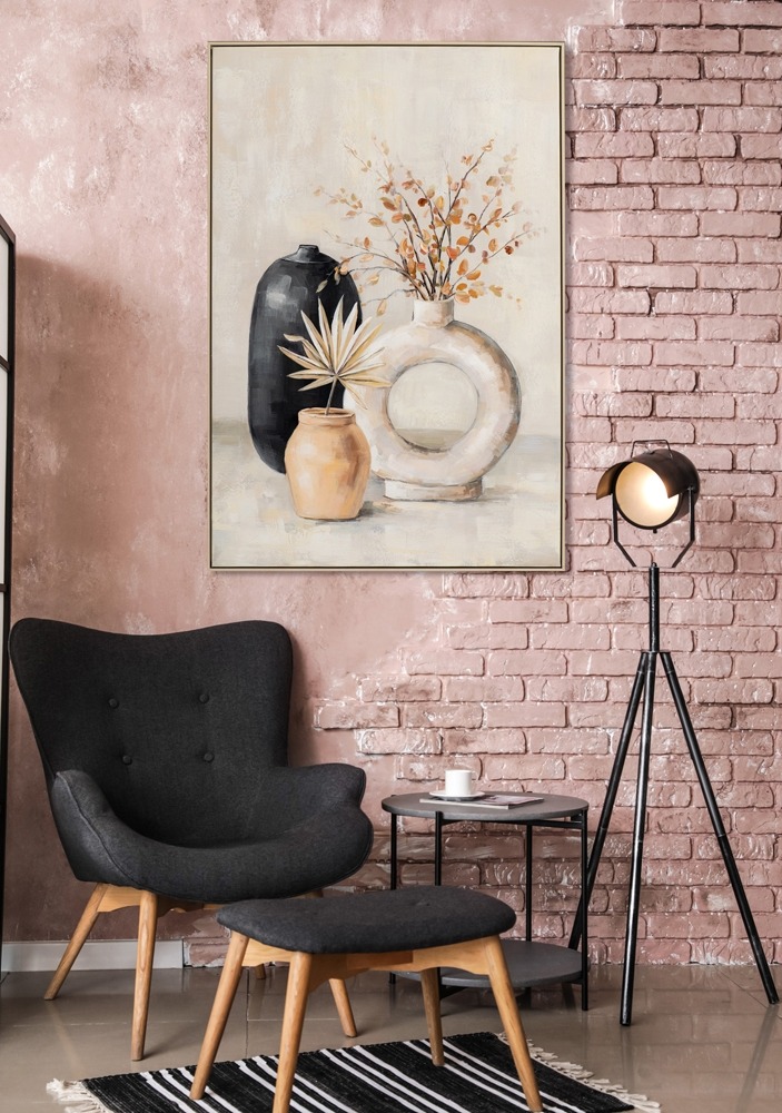 Gouden bomen met bladeren in verschillende tinten tegen een neutrale achtergrond, weerspiegeld in stilstaand water.