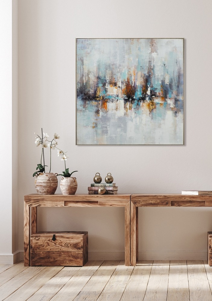 Kleurvolle Afro haardos in roze, oranje en blauw, met een krachtige blik, gouden oorbellen en een artistieke achtergrond.