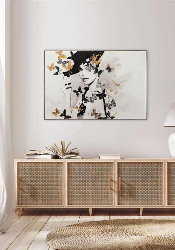 Een vrouw met bloemen in het haar en goudkleurige kettingen, gekleed in een kleurrijke, bloemrijke jurk, gezien van achteren.