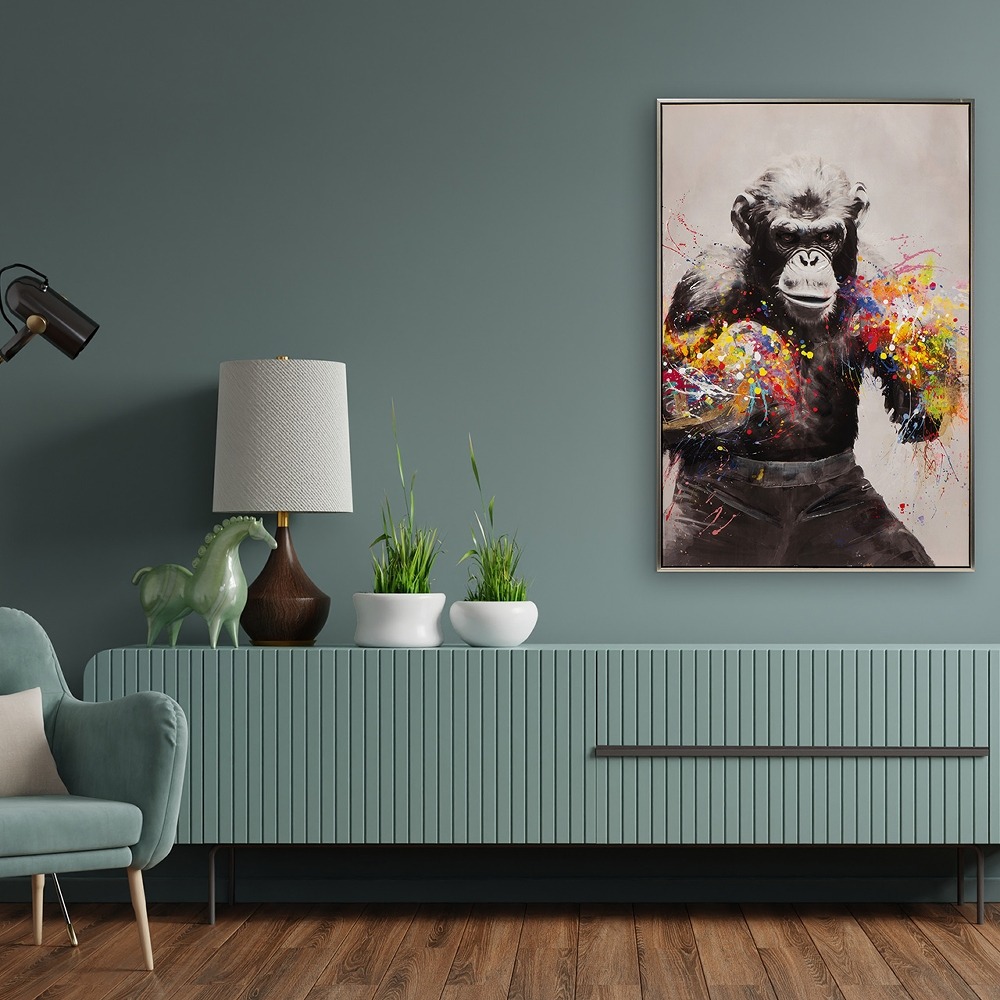 Een silhouet van een meisje in een zwart jurkje springt omhoog met vijf helderrode ballonnen op een lichte achtergrond.