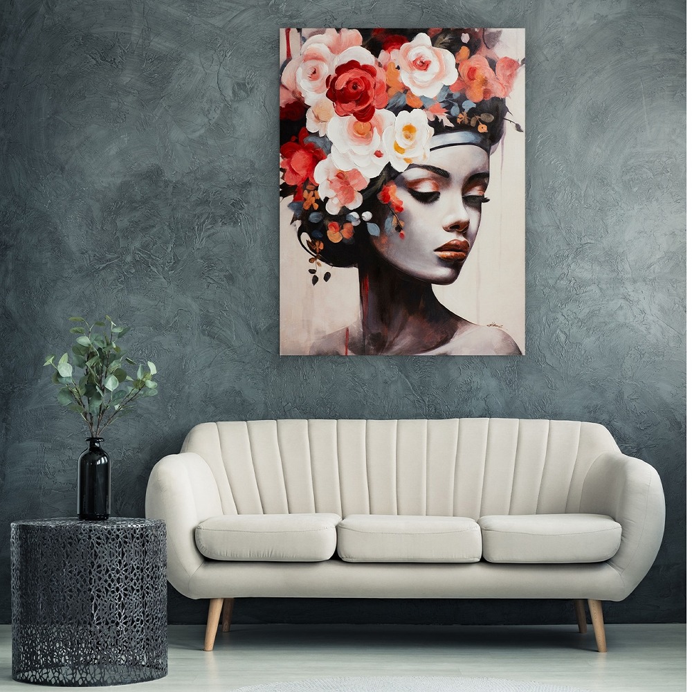 Twee giraffen met een kleurrijke vacht staan tussen groene bladeren en bloemen, terwijl een zebra naar hen kijkt.