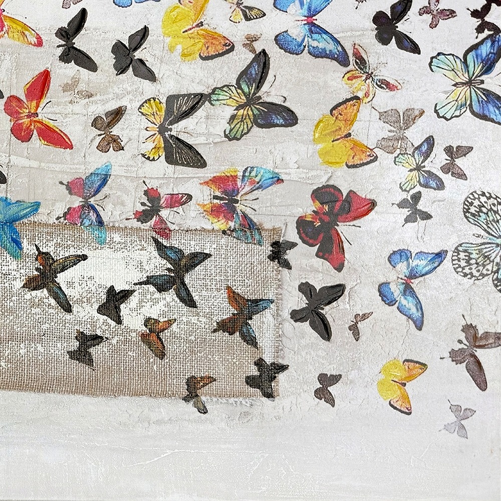 Een vrouw met lang, bruin haar staat tussen zonnige zonnebloemen en kijkt naar de horizon, terwijl ze een hoed vasthoudt.