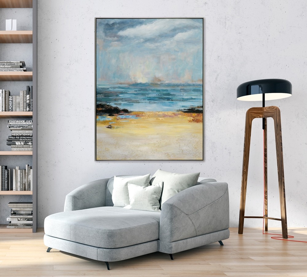 Abstracte schildering met een gouden ondergrond boven een aquamarijnblauwe tint, met verfstreken en druppels die textuur toevoegen.