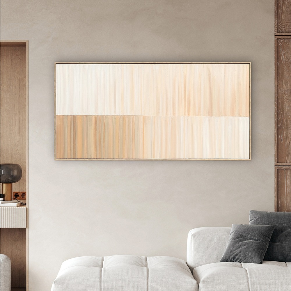 Abstracte schilderij met een dynamische compositie van grijstinten, zwart en helder oranje accenten, met textuur en vegen.