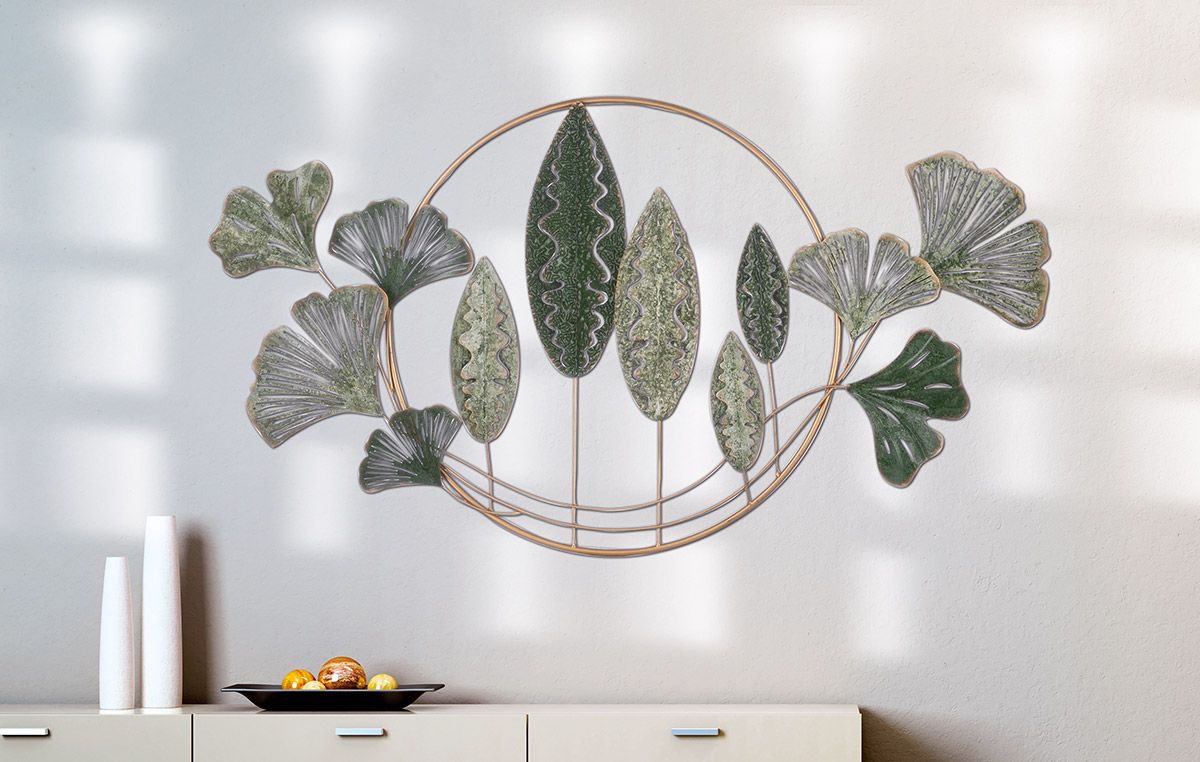 Groene wanddecoratie met bladeren in diverse vormen en texturen, omlijst door een gouden cirkel. Elegante en moderne uitstraling.